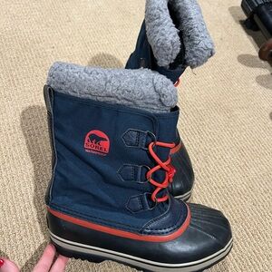 SOREL snow boots size 7. Sturdy and warm, perfect for winter ❄️